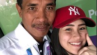 Selain itu Janda satu anak itu juga berfoto bersama pelatih tim voli putri, Muhammad Ansor. Dok. Instagram/ayutingting92