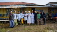 Ukurannya 15X20 meter persegi. Tak lebih dari 50 orang saat Salat Jumat dan saat Salat Id Idul Adha lebih banyak. Mereka tetap khusyuk saat ibadah berlangsung (Masaul/detikTravel)