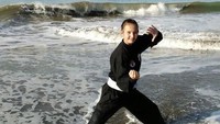 Wewey Wita adalah atlet dari Ciamis Jawa Barat. Bergaya silat di Pelabuhanratu, Sukabumi oke juga nih (w2y_wita/Instagram)