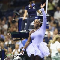 Petenis Serena Williams kembali mengulang momen stylish-nya bak balerina di turnamen Amerika Serikat Terbuka (US Open) 2018. Kali ini, tutu berwarna ungu pastel menjadi pilihan mantan peternis perempuan nomor satu di dunia itu. (Foto: Getty Images)
