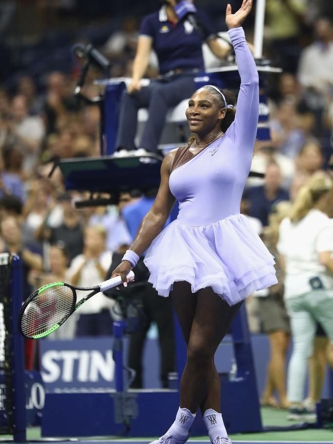 Petenis Serena Williams kembali mengulang momen stylish-nya bak balerina di turnamen Amerika Serikat Terbuka (US Open) 2018. Kali ini, tutu berwarna ungu pastel menjadi pilihan mantan peternis perempuan nomor satu di dunia itu. (Foto: Getty Images)