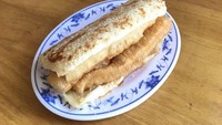 Cakwe diapit flatbread jadi menu sarapan populer di Taiwan. Menu ini biasanya dipasangkan dengan susu kedelai gurih. Foto: Her World Online  