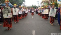 Bahkan dalam pidato sambutannya, Emil berpamitan langsung kepada seluruh masyarakat maupun jajaranya dalam bahasa Jawa, karena tahun ini merupakan even hari jadi terakhir yang ia pimpin sebagai bupati. Emil menambahkan, peringatan Hari Jadi 824 Trenggalek tahun ini juga menjadi tahun keprihatinan bagi pemerintah dan masyarakat, karena sepekan yang lalu Pasar Pon Trenggalek terbakar dan meludeskan ratusan lapak dan kios.