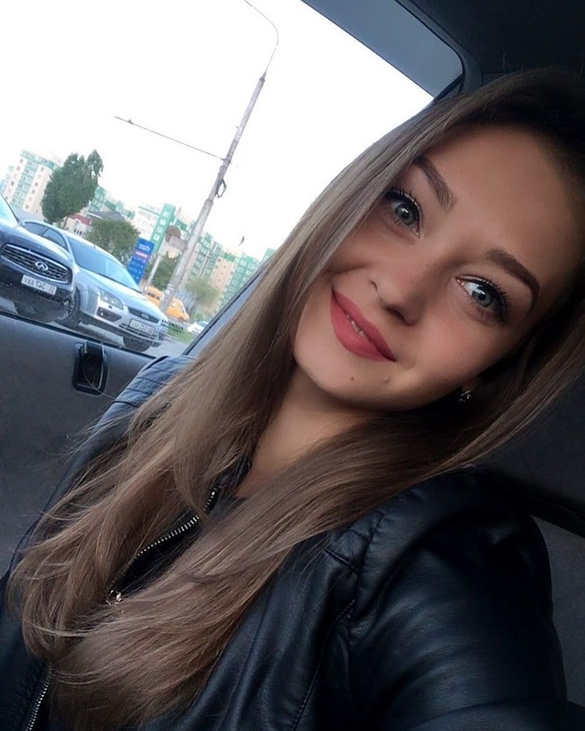 Anna mencuri perhatian banyak pasang mata karena parasnya yang elok. Foto: Instagram @anutabulanova