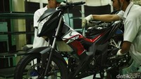 Pekerja AHM tengah merakit Sonic 150R model 2018. Agresivitas baru Honda Sonic 150R warna Aggresso Matte Black didapat dari ubahan stripe bercorak pada bagian shroud. Foto: Honda