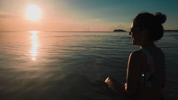 Ini saat Marsha liburan ke Pantai Ngurtavur di Kepulauan Kei, Maluku (@aruanmarsha/Instagram)  