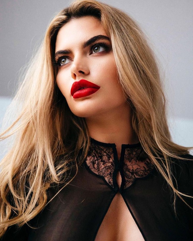 Bintang reality show Love Island Megan Barton Hanson memiliki pesona yang menarik dengan body goals. Namun kecantikan wanita 24 tahun itu saat ini jadi kontroversi. Foto: Instagram (@ meganbartonhanson_)