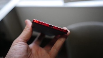 Penampakan colokan pengisi daya USB Type C dan speaker di bawah. Foto: Pocket Lint