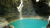 Debit air terjun ini memang tak begitu deras saat musim kemarau. Hanya saja, air di kolam masih berlimpah dan menyegarkan (Randy/detikTravel)
