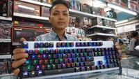 Bahkan ada merek laptop tertentu yang kenaikan harganya hingga Rp 300.000. Suci menjelaskan, untuk jenis Lenovo, Asus dan HP memang mengalami kenaikan hingga Rp 100.000 sampai Rp 150.000. Namun, berbeda dengan Acer Suci menjelaskan, kenaikan harga laptop Acer bisa sampai Rp 300.000. Tak jarang pula para pedagang kehabisan stok barang elektronik yang dicari oleh masyarakat.