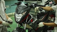 Honda Sonic 150R warna Aggresso Matte Black dan Honda Racing Red dipasarkan dengan harga on the road (OTR) DKI Jakarta Rp 22.650.000. Sementara itu warna Energetic Red dan Activo Black dipasarkan dengan harga OTR Rp 22.250.000. Foto: Honda
