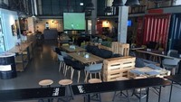 Ini bisa dibilang tempat nongkrongnya tamu. Traveler bisa menikmati makanan, minuman, bahkan nonton bareng (dockinn/Instagram)