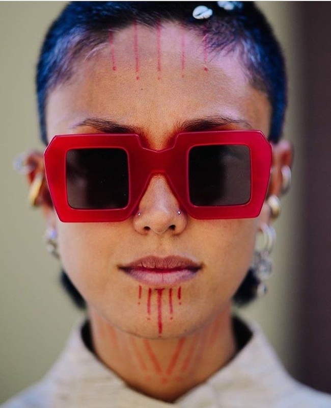 Seperti gaya kesehariannya yang eksentrik, koleksi kacamata dari brand Pawaka karya Fahrani pun unik. Tak heran jika kacamata Fahrani ini mendunia bahkan dipakai selebriti dunia mulai dari Lady Gaga hingga Rihanna. Foto: Instagram @favelamunk