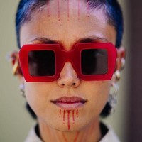 Seperti gaya kesehariannya yang eksentrik, koleksi kacamata dari brand Pawaka karya Fahrani pun unik. Tak heran jika kacamata Fahrani ini mendunia bahkan dipakai selebriti dunia mulai dari Lady Gaga hingga Rihanna. Foto: Instagram @favelamunk