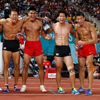 Para atlet lari Asian Games 2018 berpose bersama sambil unjuk otot. Ladies, mana favorit kamu? (Foto: Instagram)