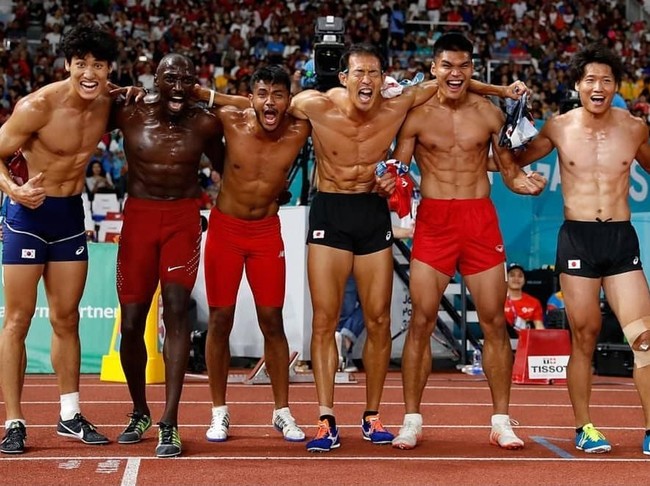Para atlet lari Asian Games 2018 berpose bersama sambil unjuk otot. Ladies, mana favorit kamu? (Foto: Instagram)