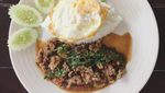 Tampan dan Kekar, Begini Gaya Got Jirayu Saat Makan Bareng Temannya