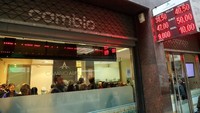 Bank Sentral Argentina menaikkan bunga acuannya 15% menjadi 60% untuk meredam krisis. Tingkat bunga acuan sebelumnya dipatok sebesar 45%. Foto: dok. Reuters