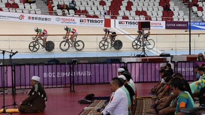 Salat Jumat di Velodrome Rawamangun, Atlet Tetap Berlatih
