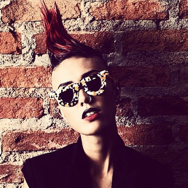 Fahrani yang dari model kemudian menjadi bintang film itu pernah tampil dengan gaya rambut mowhak. Dia berpose sambil memamerkan kacamata terbaru yang dirilis oleh brandnya Pawaka. Foto: Instagram @favelamunk