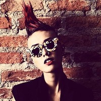 Fahrani yang dari model kemudian menjadi bintang film itu pernah tampil dengan gaya rambut mowhak. Dia berpose sambil memamerkan kacamata terbaru yang dirilis oleh brandnya Pawaka. Foto: Instagram @favelamunk