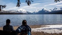 Objek wisata ini menjadi salah satu favorit turis untuk berlibur. Sekadar duduk santai di tepi danau, sambil memandangi perairan yang tenang berlatar pegunungan pun asyik lho (glaciernps/Instagram)