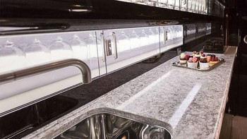 Dengan mesin jet dari Rolls Royce, pesawat ini mampu terbang hingga 12.000 km non stop dan mencapai ketinggian hingga 51.000 kaki. Foto: Gulfstream  