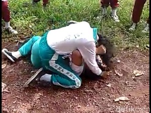 Viral 2 Siswi SMP di Kepri Duel hingga Guling-guling di Tanah
