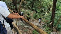 Medan menuju air terjun ini pun sedikit menanjak dan naik turun. Stamina traveler akan diuji (Randy/detikTravel)