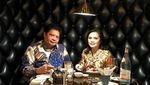 Momen Ketum Golkar, Airlangga Hartarto Ketika Makan dan Masak Bersama Keluarga