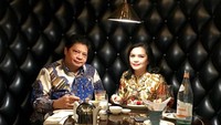 Meski sudah lama menikah, tapi Airlangga dan sang istri tetap romantis. Makan malam berdua, dengan sajian es krim sebagai penutup, jadi pilihan pasangan yang satu ini. Foto: Instagram @airlanggahartarto4.0