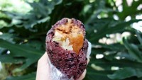 Rice ball atau bola-bola ketan juga ada di negeri milk tea ini. Isiannya beragam seperti abon atau acar sayuran dan telur. Foto: Her World Online