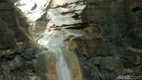 Sayang, tampak bekas vandalisme berupa coretan di dinding air terjun. Ada saja pengunjung yang tak bertanggung jawab (Randy/detikTravel)