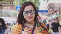 Wisata kuliner oke juga nih. Saat berada di Yuyang Garden, Shanghai, Wewey sambil menikmati jus mangga (w2y_wita/Instagram)