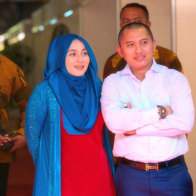 Ikat pinggang hitam dengan logo Hermes seharga Rp 14 jutaan yang dipakai bos First Travel ini juga termasuk barang yang disita negara. Foto: Instagram