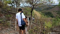 Perlu diketahui, air terjun ini berjarak sekitar 1 Km dari lokasi parkiran. Traveler harus trekking lebih dulu (Randy/detikTravel)  