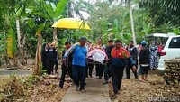 Jenazah Sandha Puti Denata dimakamkan di tempat pemakaman umum, Desa Jajawar, Kecamatan Banjar, Kota Banjar, Jawa Barat, Jumat (31/8/2018).
