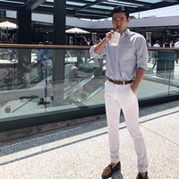 Gaya parlente dan elegan ditampilkan Siwon dengan kemeja dan celana chino putih, serta pantofel berbahan suede saat berada di Los Angeles, Amerika Serikat. Foto: Instagram