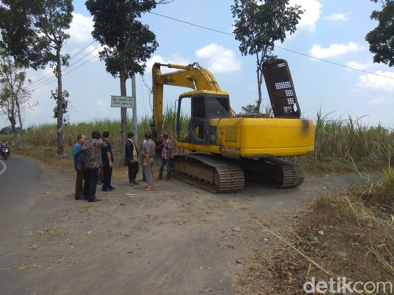 Belum Terima Surat Bupati, Pelebaran Jalan ke Bandara Jember Disetop Belum Terima Surat Bupati, Pelebaran Jalan ke Bandara Jember Disetop
