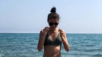 Saat sedang tidak latihan, Adelina memilih liburan ke pantai di daerah asalnya yaitu Karaganda, Kazakhstan. (Instagram/@adelinaakhmetova)