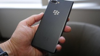 Ia hadir dengan dua kamera ganda di bagian belakangnya berukuran 13 MP dan 5 MP. Foto: Pocket Lint