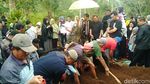 Isak Tangis Iringi Pemakaman Mahasiswi Bandung Korban Begal