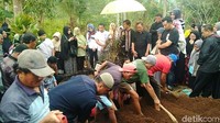 Suasana haru menyelimuti pemakaman mahasiswi tersebut.