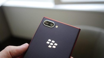 Baterainya berkapasitas 3.000 mAh mendukung pengisian cepat. Foto: Pocket Lint