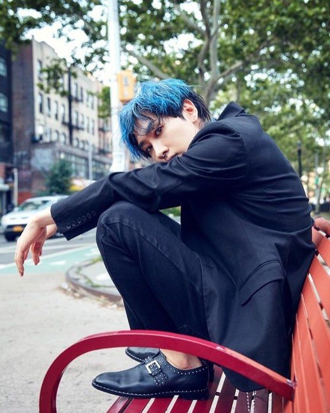 Eunhyuk, sang rapper dan lead dancer yang kini lebih sering tampil dengan rambut biru elektrik.  Foto: Instagram