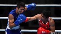 Petinju Putra Indonesia Sunan Agung Amoragam bertarung melawan petinju asal Uzbekistan Mirarzibek Mirzakhalilov dalam laga semifinal kelas 56 kg di JIExpo, Kemayoran, Jakarta, Jumat (31/8/2018).