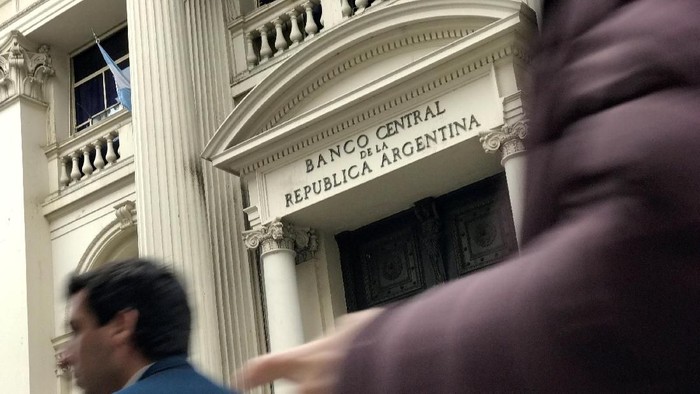 A man walks past a currency exchange board in Buenos Aires financial district, Argentina August 30, 2018. REUTERS/Marcos Brindicci