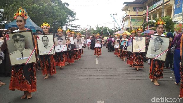 Kirab dan arak-arakan menarik perhatian warga/