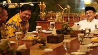 Politisi berusia 55 tahun ini, akrab dengan mantan presiden Indonesia, B. J. Habibie. Acara makan malam mereka, dipenuhi tawa dan perbincangan akrab. Foto: Instagram @airlanggahartarto4.0