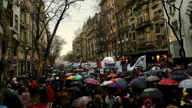 Demo Mahasiswa Argentina Memprotes Pemotongan Anggaran Universitas